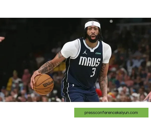 戴维斯边路突破能力持续提升，表现稳健现稳健